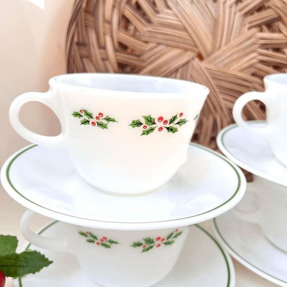 Vintage Pyrex Milk Glass Set of 4 Christmas Holly Tea Cups & Saucers - Picture 4 of 6